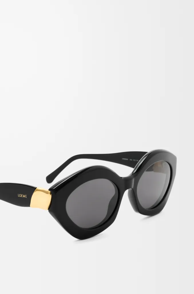 Czarne okulary Loewe Coil Cateye ze złotym zawiasem w zbliżeniu