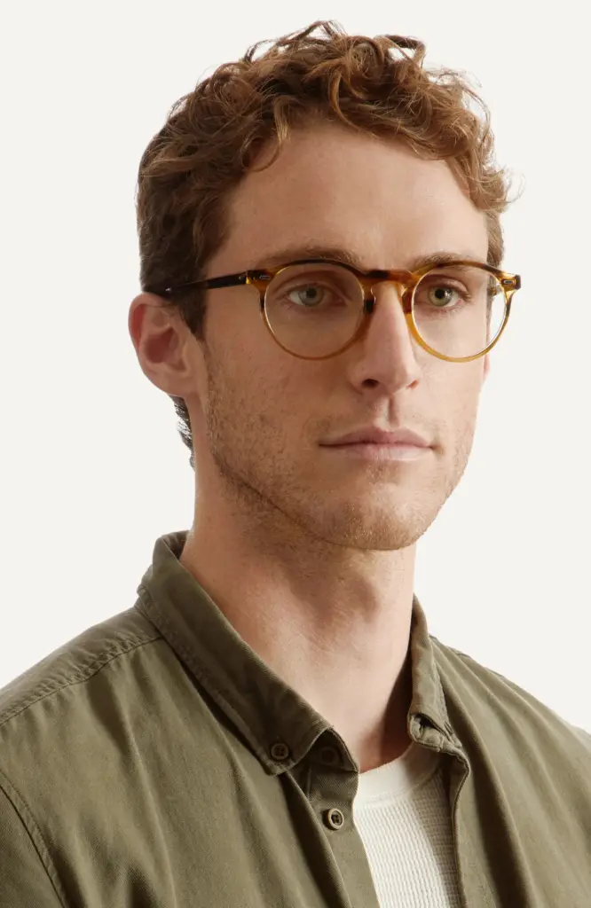 Osoba w okularach Oliver Peoples