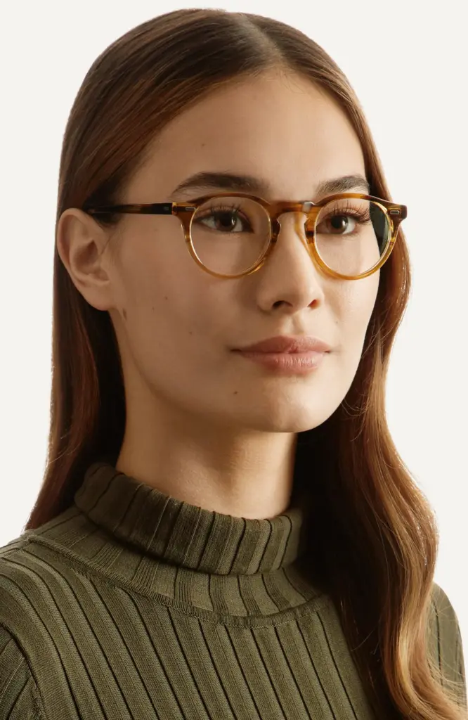 Osoba w okularach Oliver Peoples