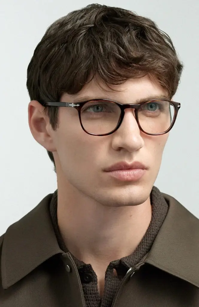 Osoba w okularach Persol