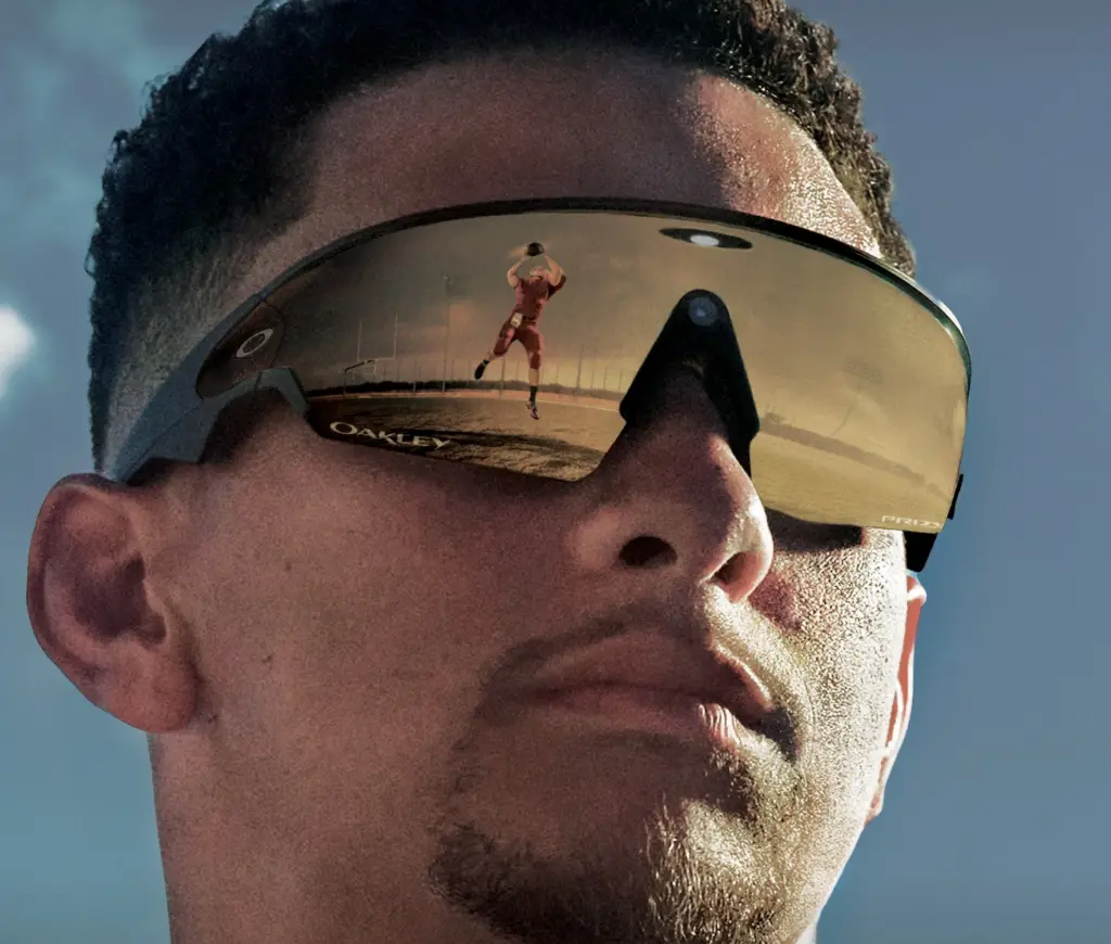 Mężczyzna w sportowych okularach Oakley Meta Vanguard