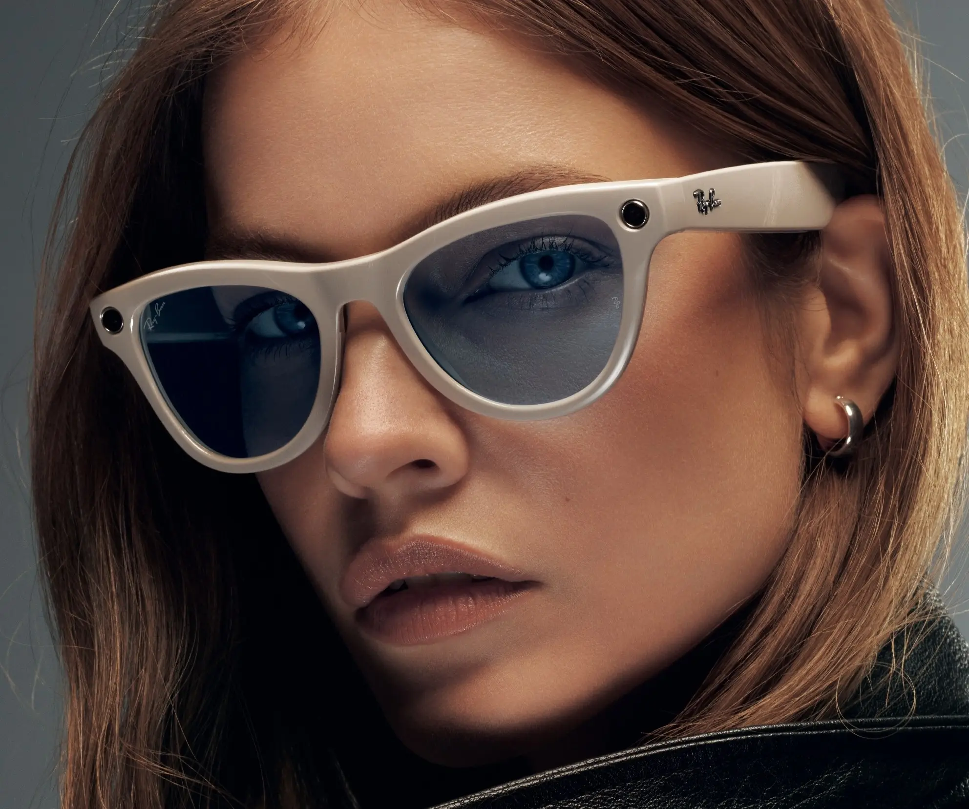 Kobieta w białych okularach Ray-Ban Meta, zbliżenie twarzy