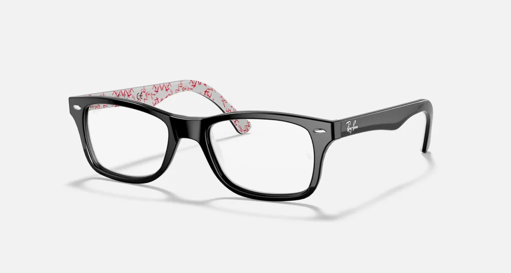 Czarne prostokątne oprawki korekcyjne Ray-Ban RX5228 na jasnym tle
