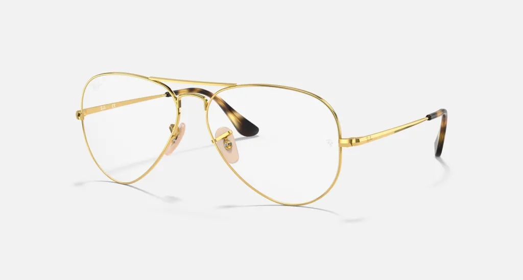 Złote oprawki korekcyjne Ray-Ban Aviator RX6489 na jasnym tle